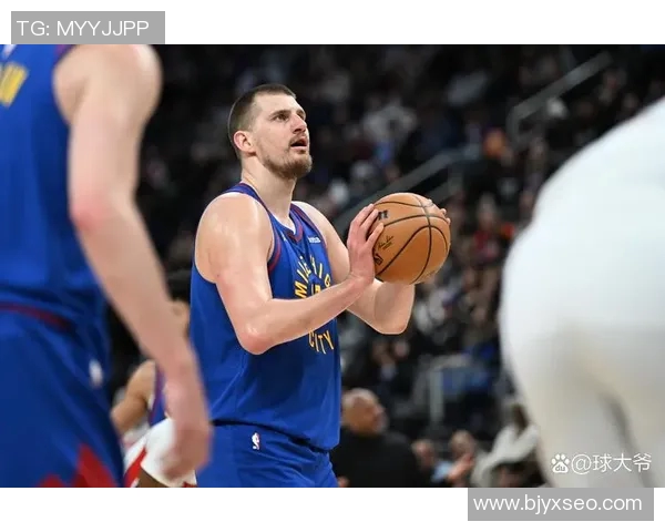 约基奇三双助队大胜赛后约翰逊紧抱哈利伯顿情谊深厚